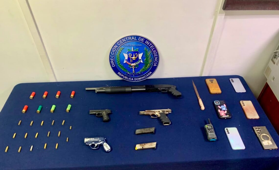 Dos Individuos Detenidos y Arsenal Incautado en Redadas Policiales en Santiago