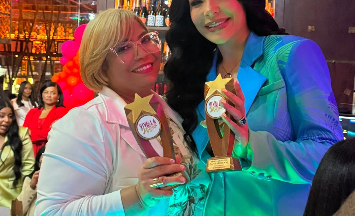 Profesional dominicana es homenajeada en Nueva York por su impacto en el emprendimiento femenino
