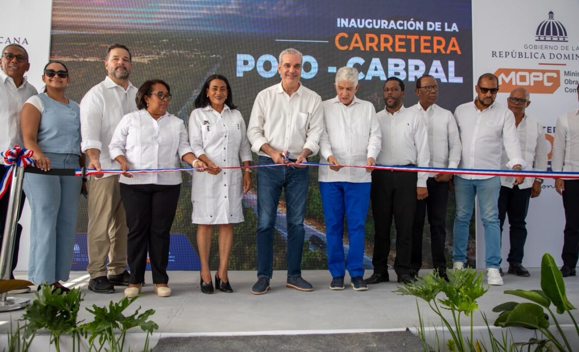 Presidente Abinader Abre al Tráfico Carretera Cabral-Polo de 20.6 Kilómetros en Barahona