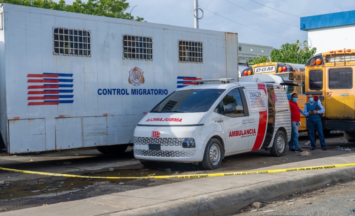 Hallan cuerpo sin vida en vehículo de la DGM estacionado en su sede principal