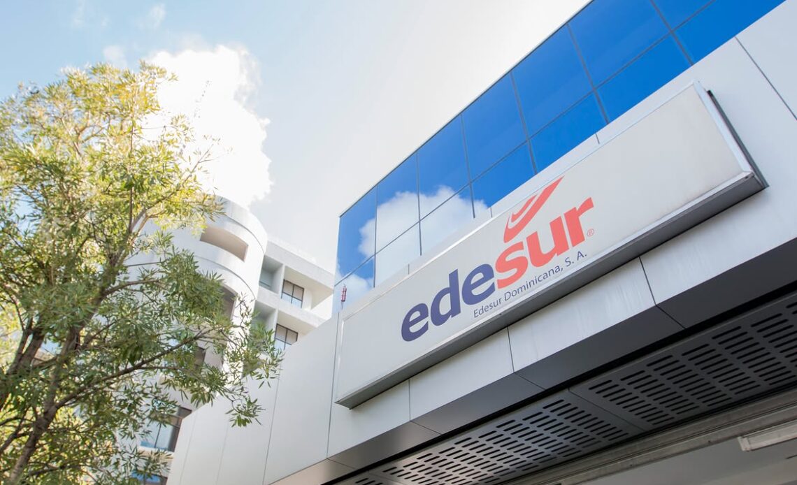 Cinco Trabajadores de Edesur Detenidos por Alegado Cobro Indebido a Usuarios
