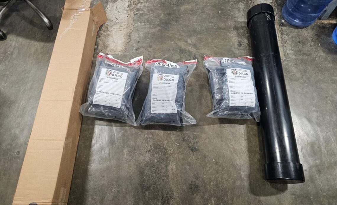 DNCD Confisca Seis Paquetes de Marihuana Ocultos en Tubo de Planos en el AILA