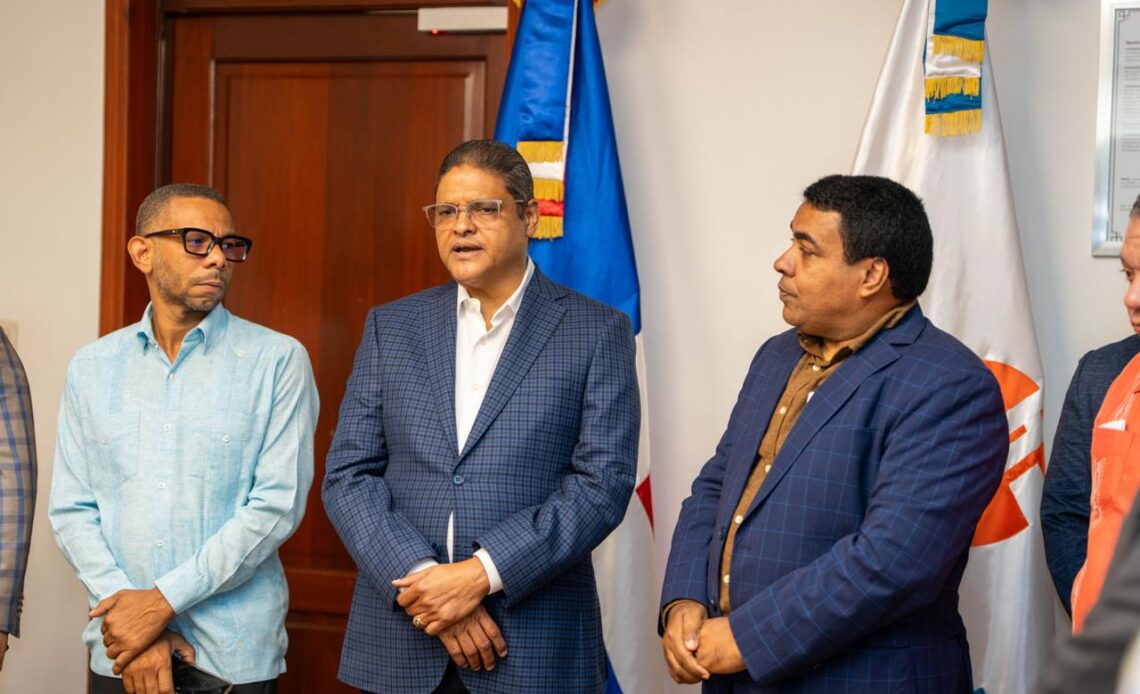 Director del INTRANT Anuncia Reuniones Quincenales con el Sector Transporte y Reafirma el Cumplimiento de la Ley de Tránsito