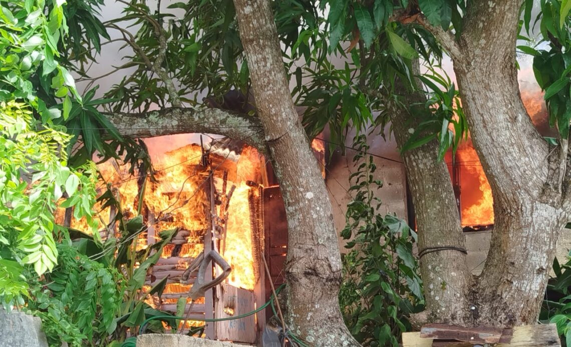 Incendio Devasta Hogar de Anciana Vulnerable en Samaná, Dejando a su Familia Desamparada