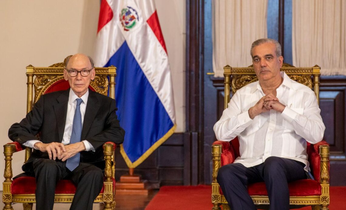 El Presidente Abinader Concede la Orden del Mérito a Frank Moya Pons por su Contribución Histórica