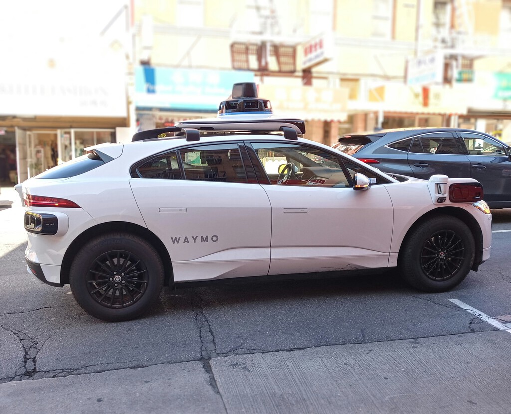 Robotaxis de Waymo Acumulan Más de 9.000 Dólares en Multas de Aparcamiento en Austin