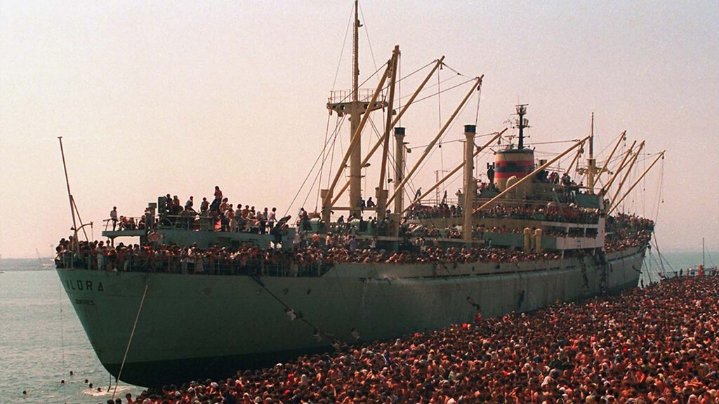 El ''Vlora'': La épica llegada de miles de albaneses a Italia que marcó la historia migratoria europea