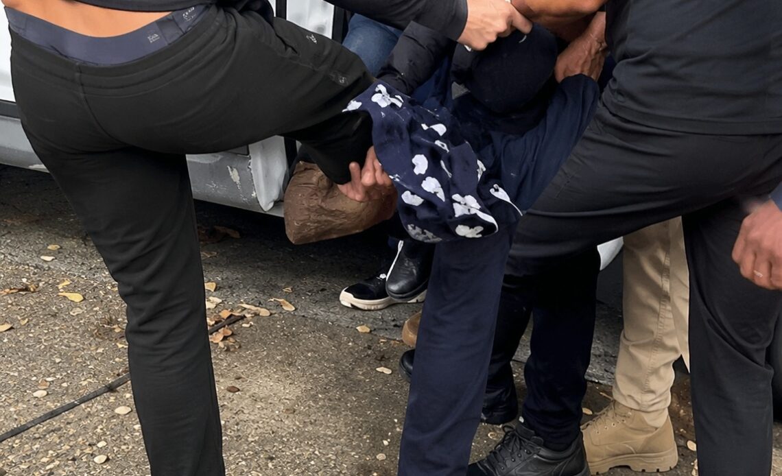 Incidente en Cristo Rey: Mujer Haitiana y Agentes de Migración Protagonizan Forcejeo