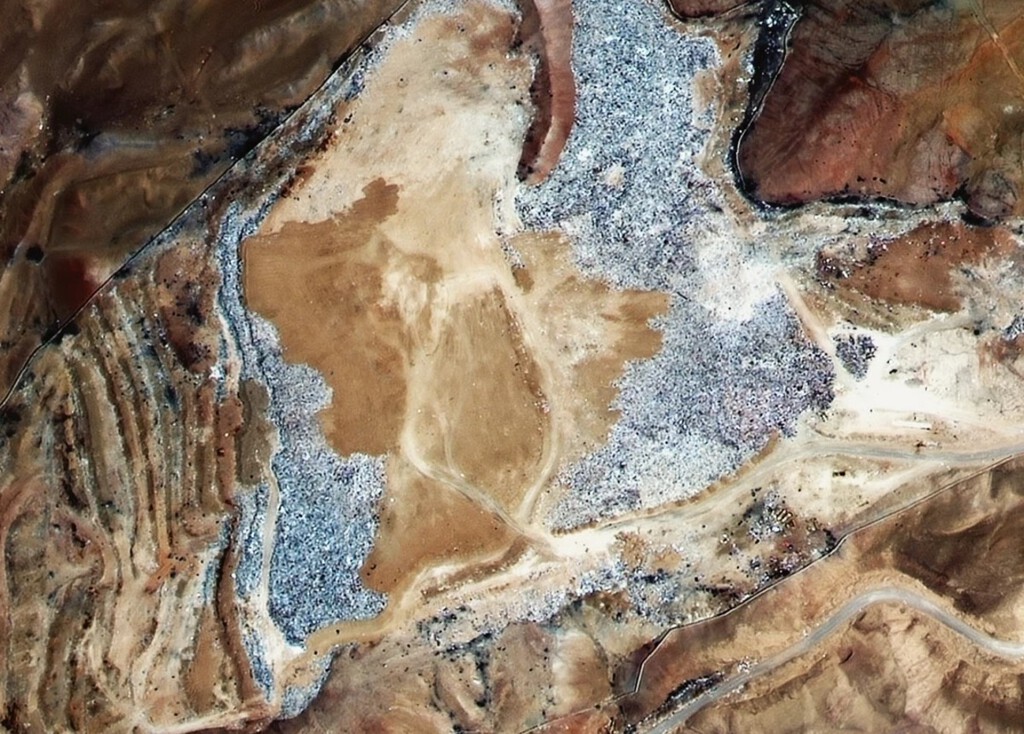 Megavertedero de ropa en el desierto de Atacama, Chile, visible desde el espacio