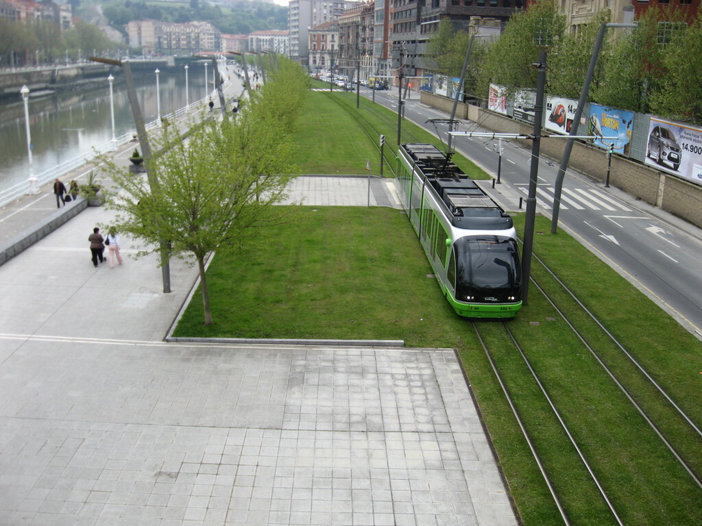 Los nuevos tranvías de Bilbao y Vitoria enfrentan problemas de espacio en cruces y accesibilidad