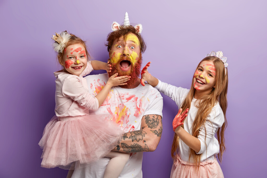 La Crianza con Humor Fortalece Vínculos Familiares y la Memoria de los Hijos, Según Estudios