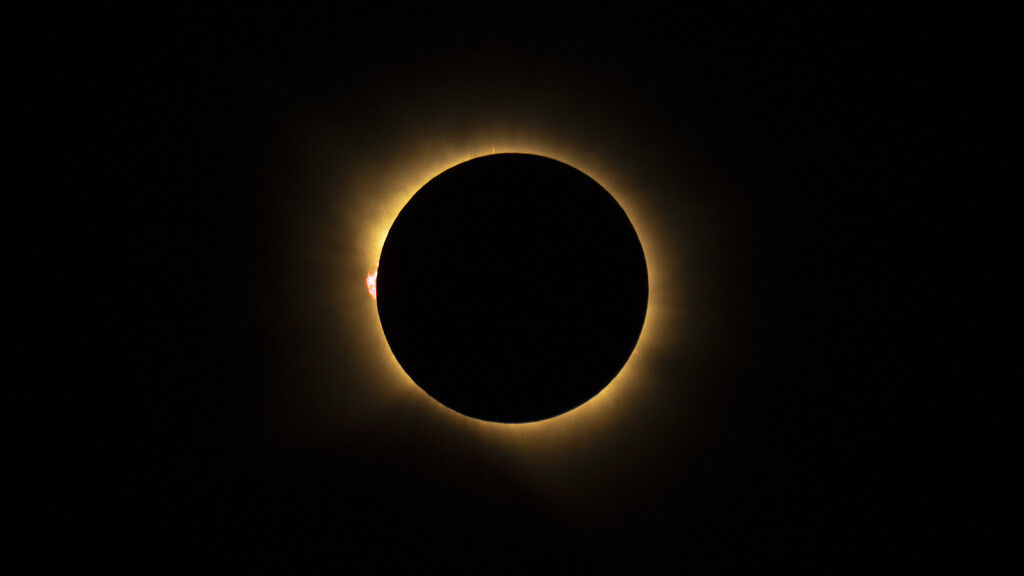El misterioso punto rojo observado durante el reciente eclipse solar: una explicación científica