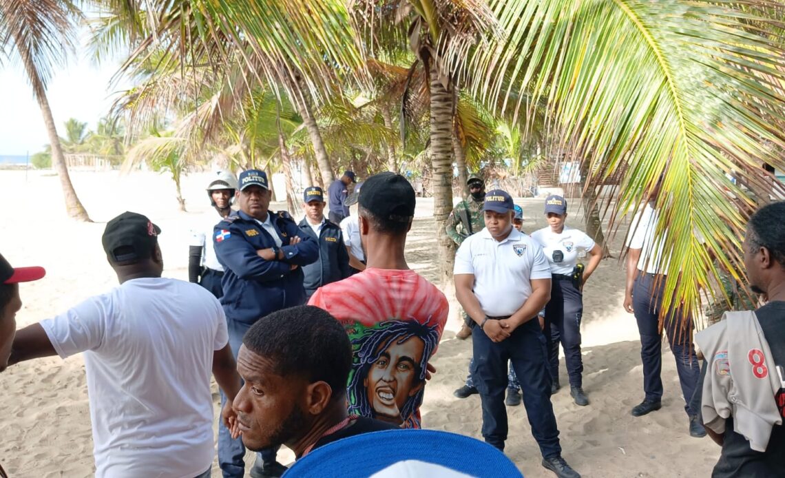 Intervención de Politur en Juan Dolio Provoca Enfrentamiento y Tensión con Trabajadores de la Playa