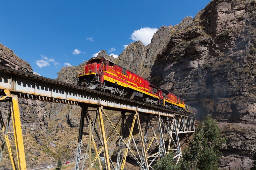 El Ferrocarril Central del Perú: Una Maravilla de Ingeniería Andina a Casi 5.000 Metros de Altura