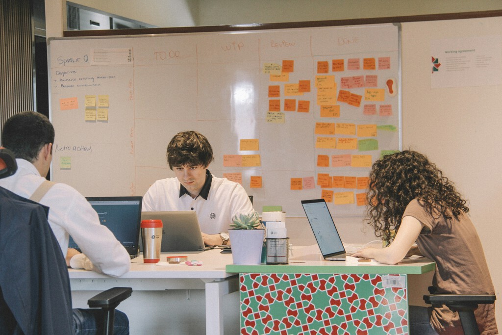 La IA y el Mercado Laboral: ¿Se Rompe el Primer Peldaño para la Generación Z?