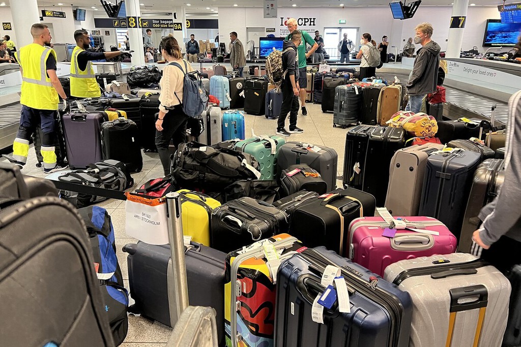 Empleados de Aeropuertos Desaconsejan Atar Cintas a las Maletas para Identificarlas