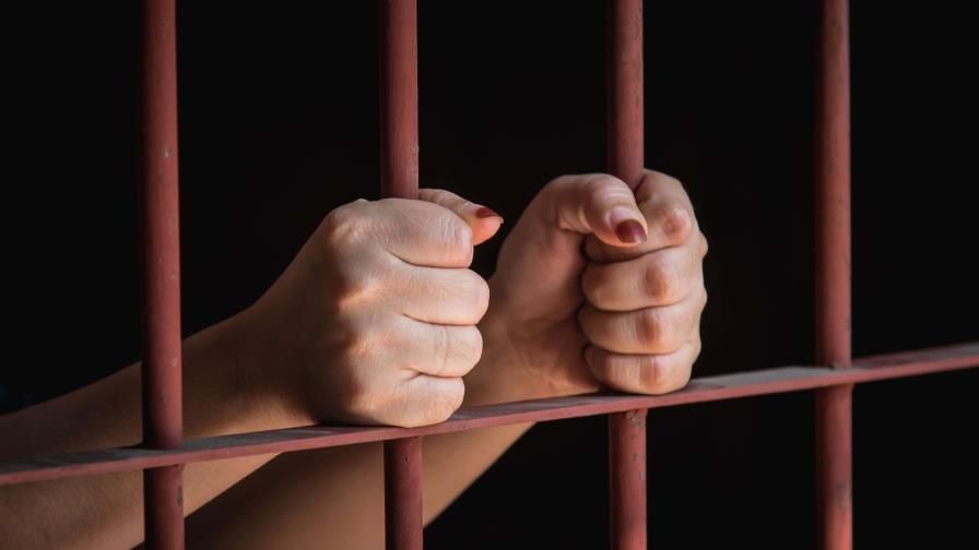 Mujer Recibe Sentencia de Tres Años por Engaño a Docentes con Falsos Cargos en Barahona