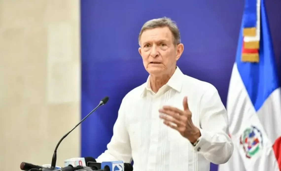 Roberto Álvarez concluye su gestión como canciller, expresando "satisfacción del deber cumplido"