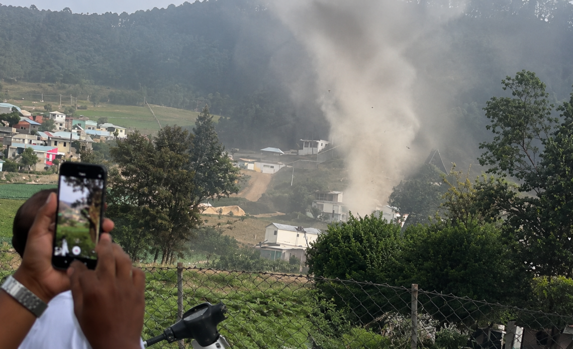 Remolino de gran intensidad impacta Constanza, causando daños en hogares