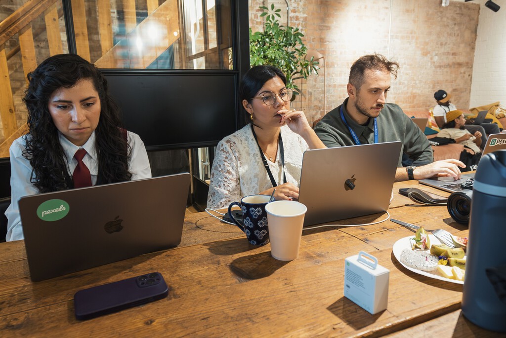 La Inversión en IA Se Concentra en Grandes Empresas, Marginando a Pequeñas Startups