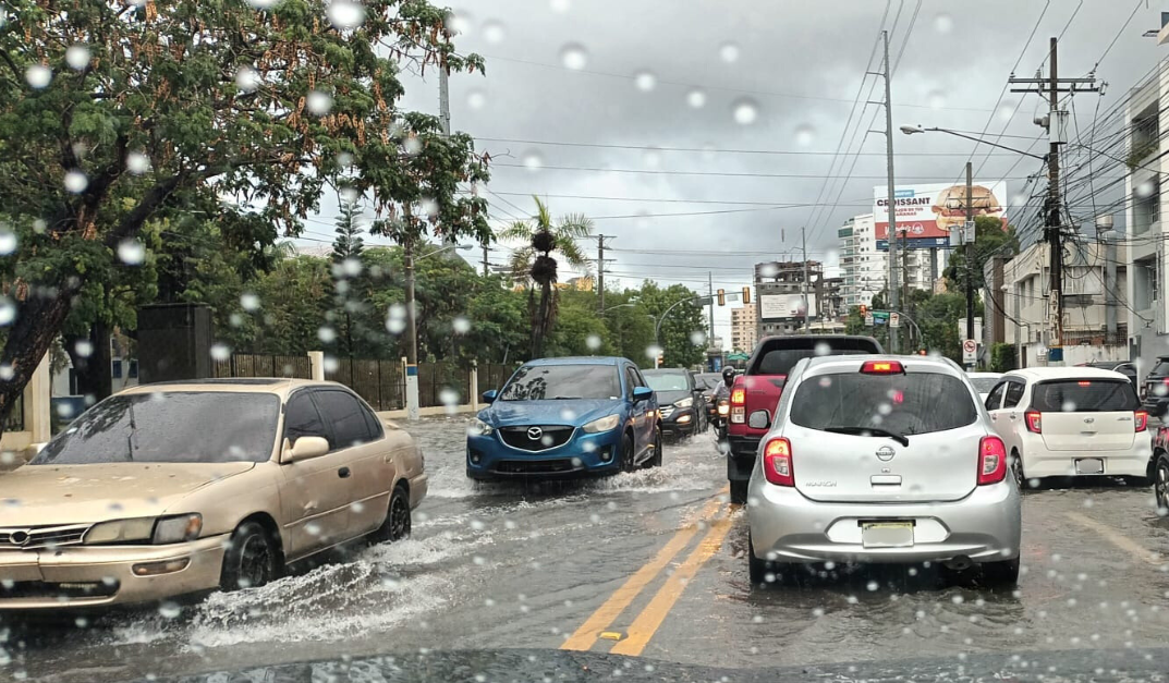 Indomet pronostica fuertes lluvias y tormentas para el miércoles debido a onda tropical y vaguada