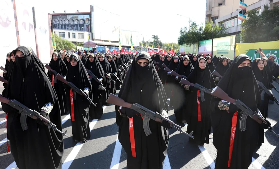 Masiva Convocatoria en Teherán para Desfile Militar en Apoyo a la Campaña ''Sacrificio por Irán''