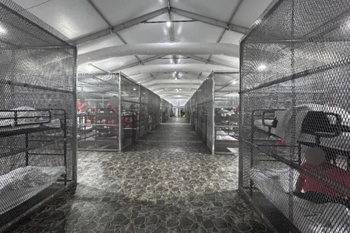 Denuncian Abusos y Hacinamiento en Centro de Detención de Migrantes Alligator Alcatraz