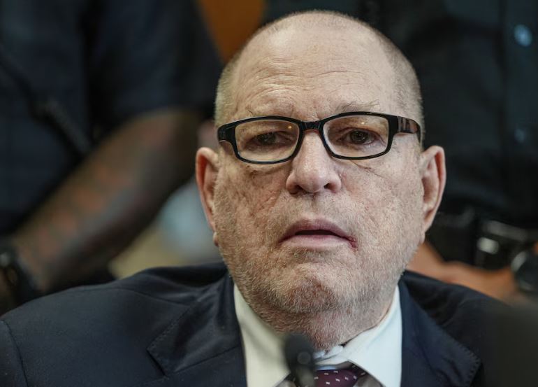 Harvey Weinstein Recibe Condena de 15 Años en Prisión por Delitos Sexuales en Nueva York