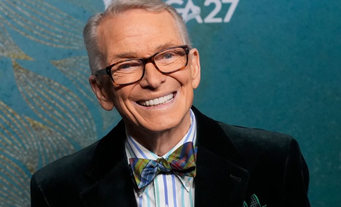 Fallece Bob Mackie, el icónico diseñador que vistió a figuras como Marilyn Monroe, Madonna y Cher, y marcó el glamour de los año