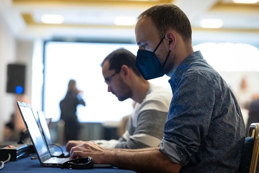 Jóvenes con Educación Superior, los Más Susceptibles al Impacto Laboral de la Inteligencia Artificial