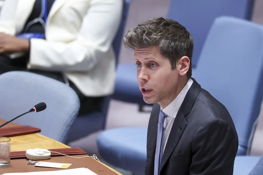 Director de OpenAI Alerta en la ONU sobre Riesgos de la IA y Demanda Regulación Democrática