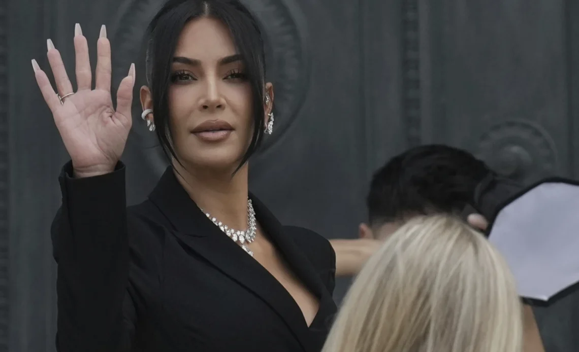 Kim Kardashian Recibe Indemnización Simbólica de 1 Euro Tras Robo en París