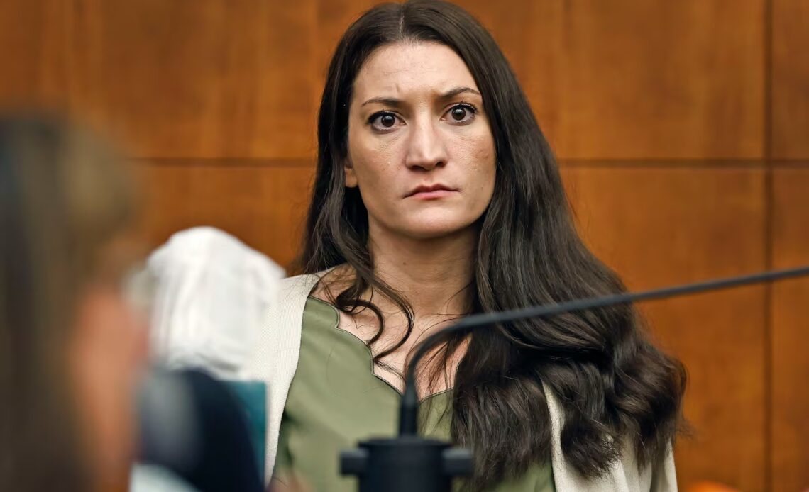 Madre de Illinois, Implicada en Homicidio Infantil, Monitoreaba el Caso Lindsay Clancy