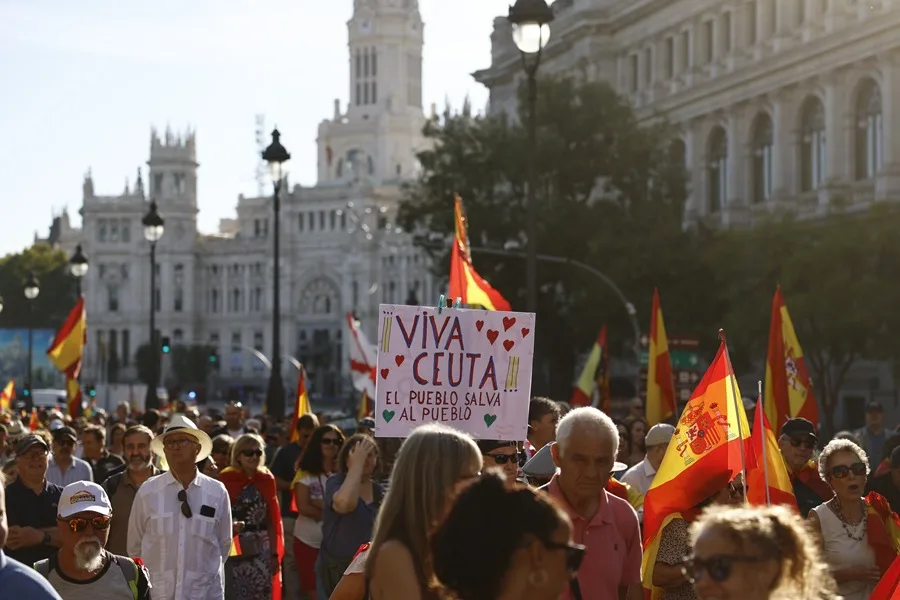 Miles de ciudadanos se manifiestan en Madrid por la situación de Ceuta y solicitan elecciones anticipadas