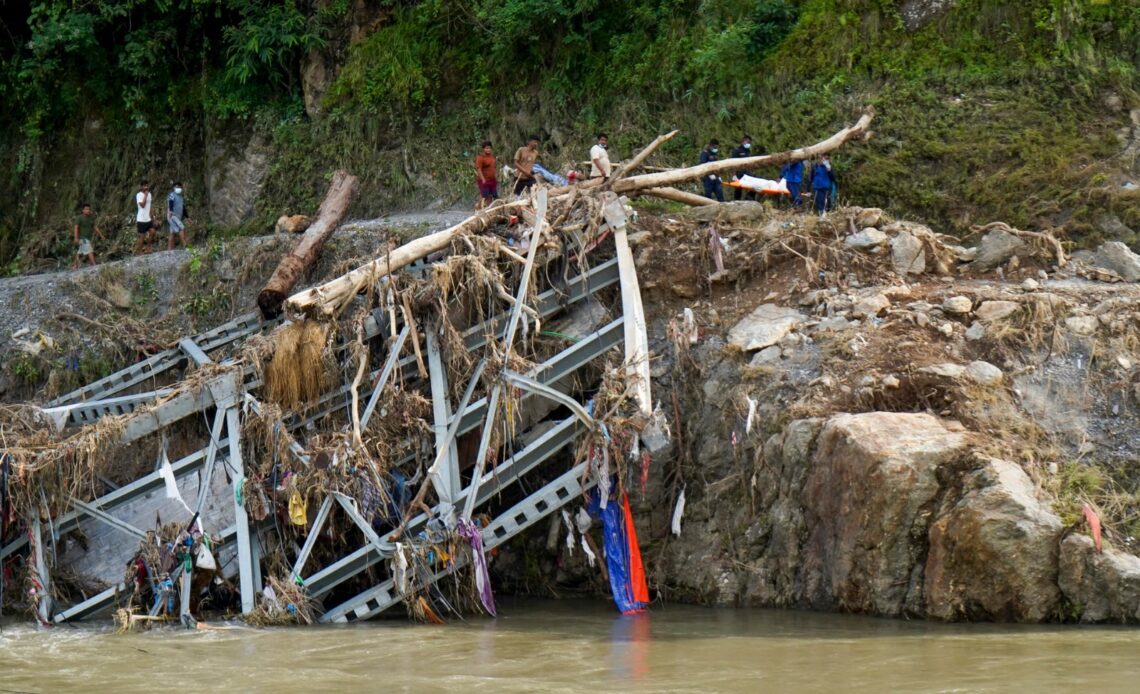 Nepal y China Confirman Más de Mil Muertes en Riada Fronteriza y Continúan Búsqueda de Desaparecidos