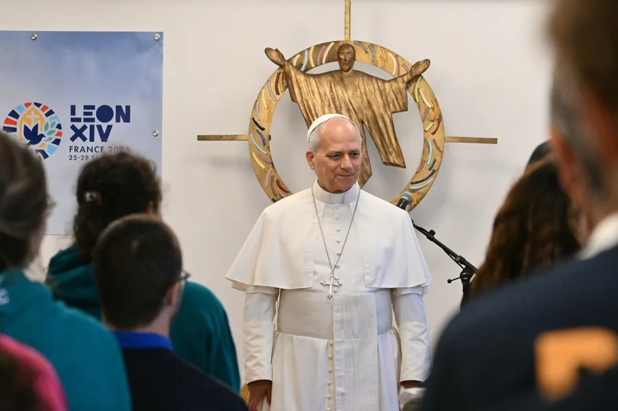 El Papa hace un llamado a la dignidad humana durante su visita a un centro de migrantes en París