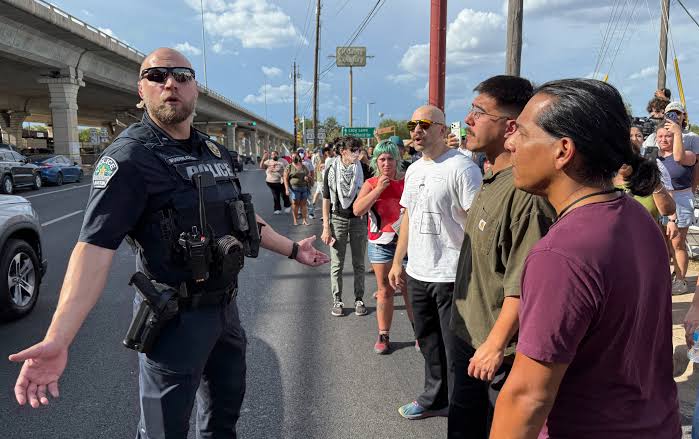 Arrestos en Austin tras protestas por el tiroteo de un ciudadano venezolano por un agente de ICE