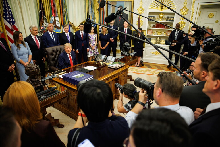 Interacciones tensas entre Trump y la prensa resultan en transmisiones sin audio, según Newsmax