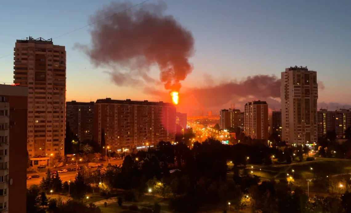 Ucrania Lanza Masiva Ofensiva de Drones Contra Rusia, Impactando Objetivos en Moscú