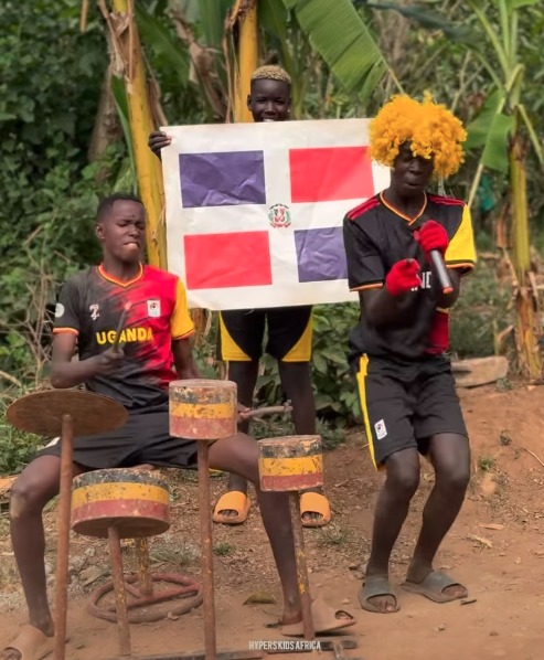 Niños Ugandeses Cautivan con Ritmos Dominicanos y la Bandera Tricolor
