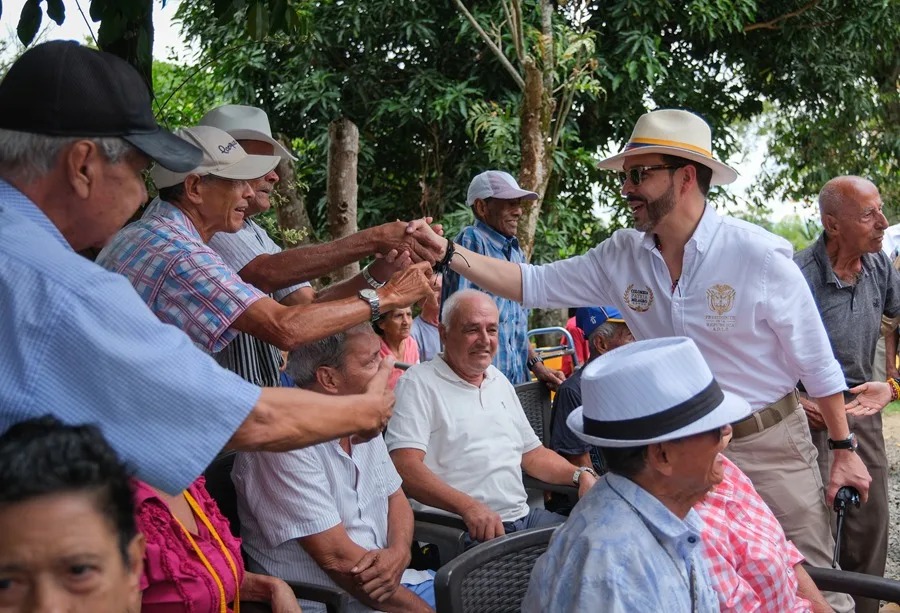 Presidente de Colombia Dona su Primer Salario a Instituciones Geriátricas