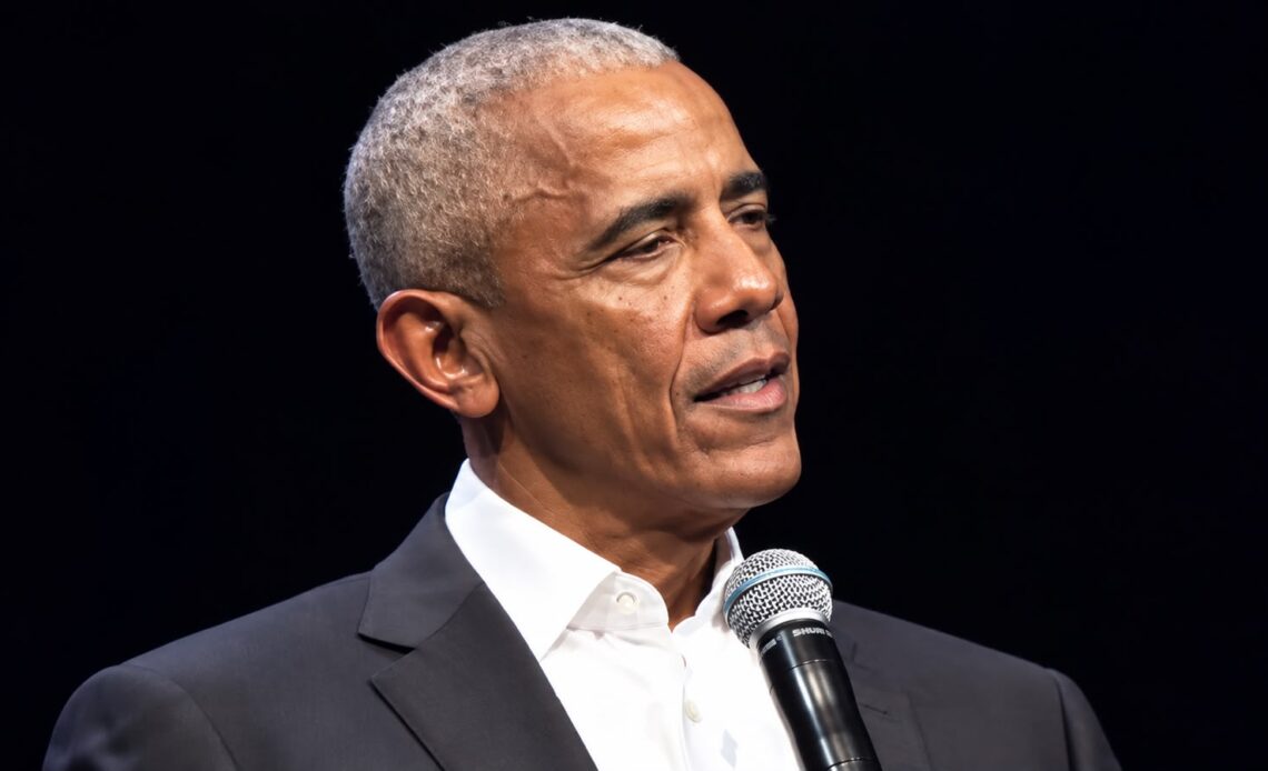 Obama Critica la Estrategia de IA de Trump y Demanda Regulación Gubernamental