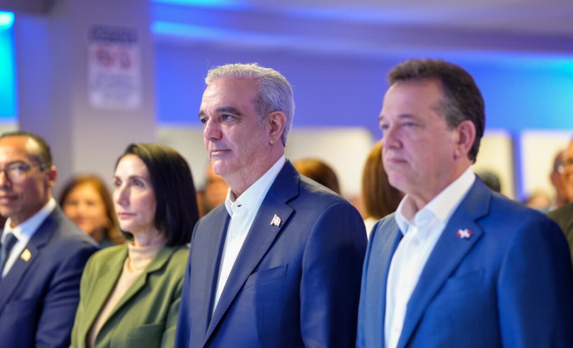 Presidente Abinader Lanza Pasaporte Electrónico para Dominicanos en EE. UU.