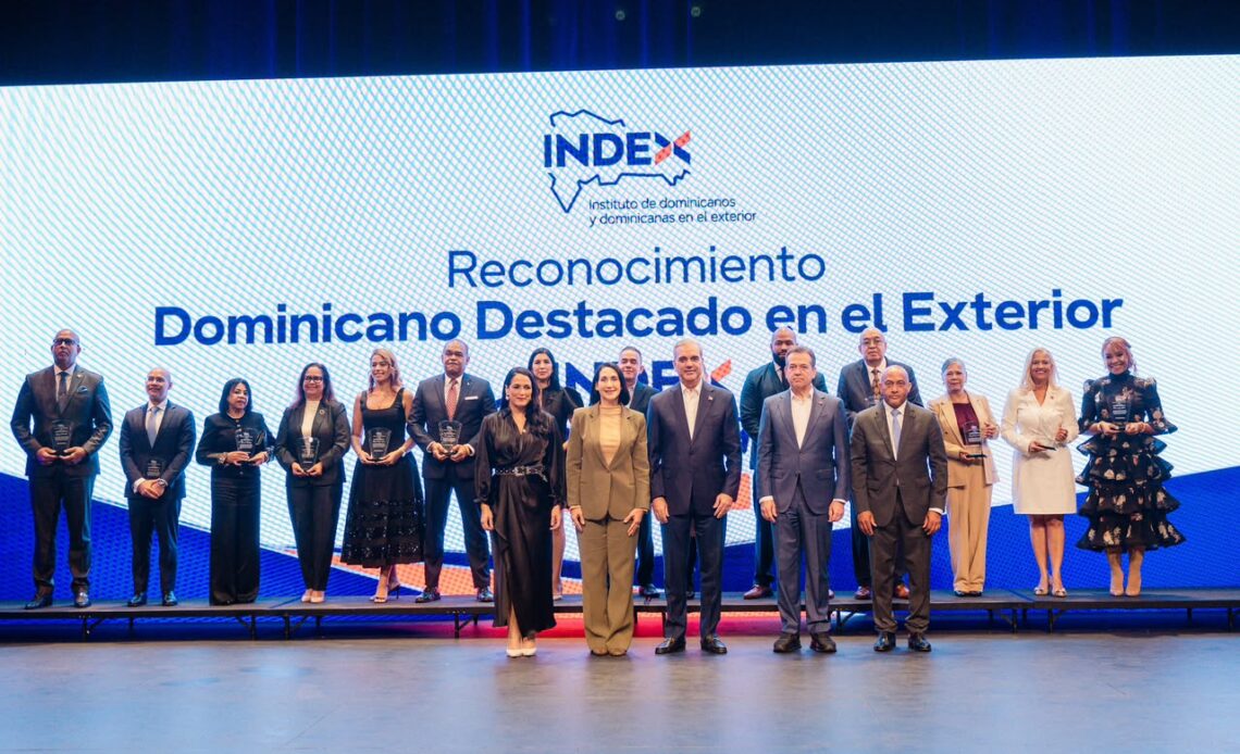 Presidente Abinader Galardona a 14 Dominicanos Sobresalientes en Estados Unidos
