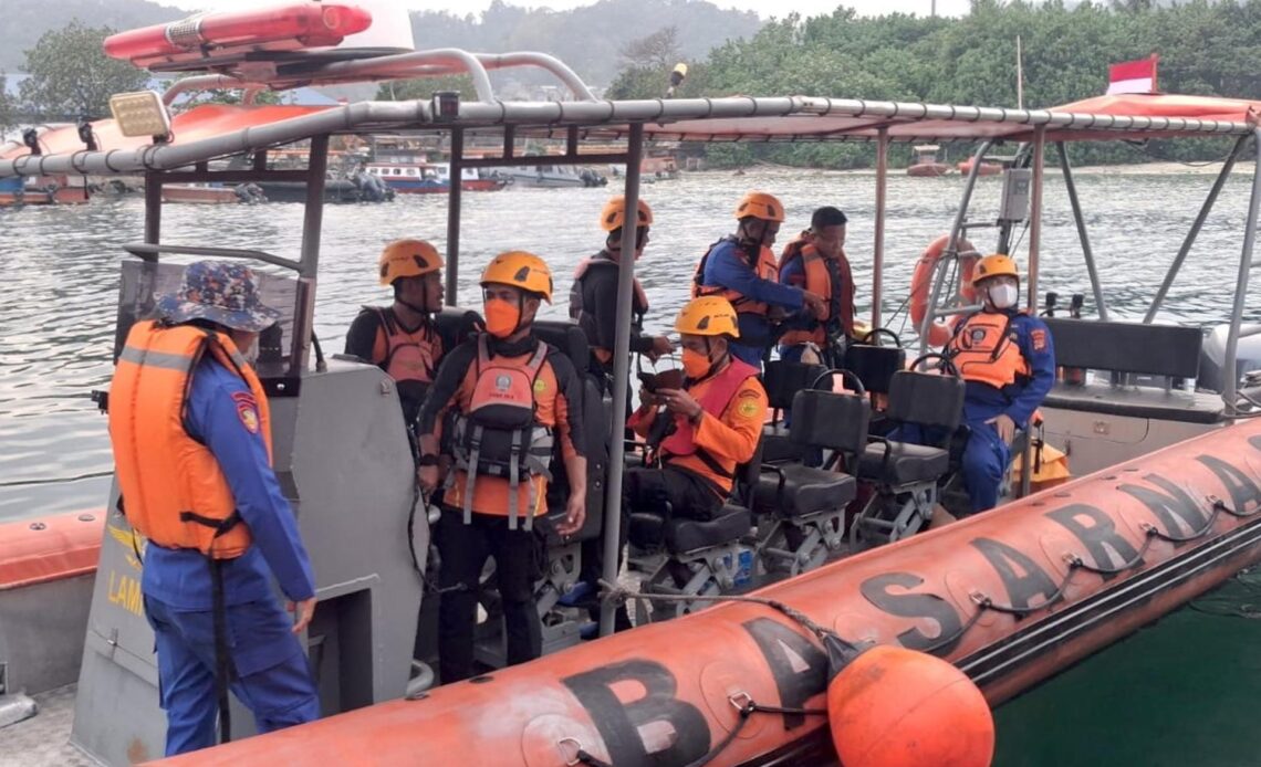 Búsqueda en Indonesia: Ocho Desaparecidos Tras Viaje en Lancha al Volcán Anak Krakatoa