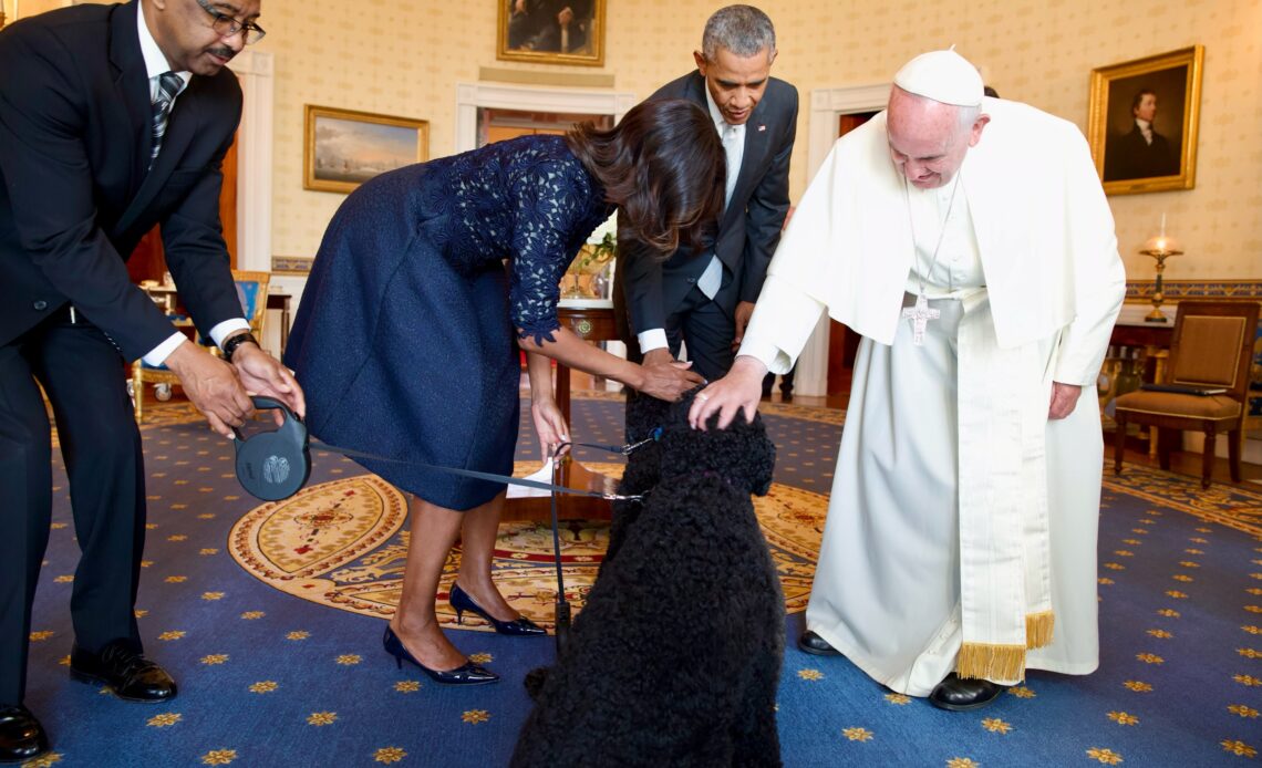 La Familia Obama Anuncia el Fallecimiento de Sunny, su Perra de 13 Años