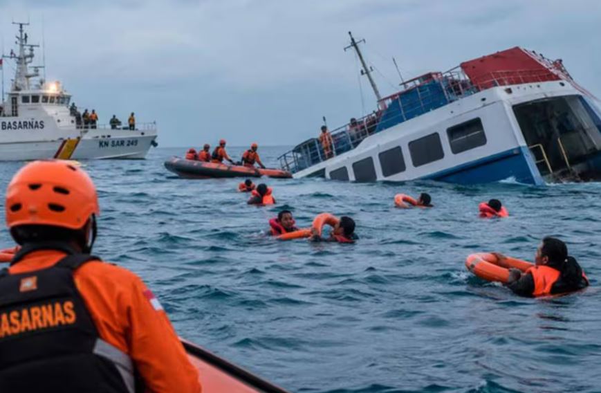 Intensifican la búsqueda de 129 desaparecidos tras el naufragio de un ferry en Indonesia