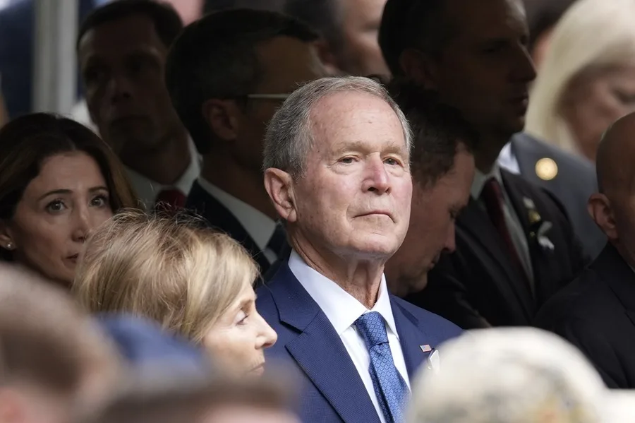 George W. Bush Revela Autorretrato Detallando el Instante de Notificación del 11S