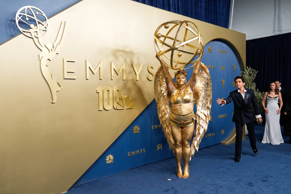Meg Stalter Impacta en los Emmy con un Vestido Inspirado en la Estatuilla