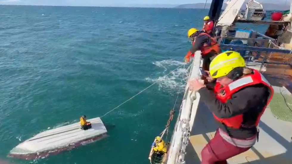 Adolescente sobrevive varios días a la deriva en el mar de Bering tras el vuelco de una embarcación